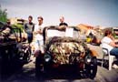 kvten 2002 - Boskovice -
.... pedstavuje se vojensk lehk przkumn vozidlo* pod maskovnm se skrv lehk pancovn, kter kryje pedek vozu a dvee  :-)
