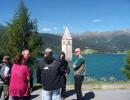 Lago di Reschia - diskuse s turisty.