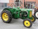 Ped Galeri byly vystaveny traktory Zetor. Zde typ 25A v zelen barv